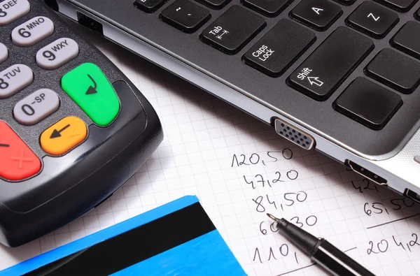 Betalning terminal med kreditkort, laptop och ekonomiska beräkningar — Stockfoto