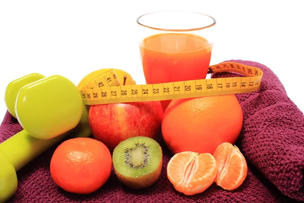 Frisches Obst mit Maßband, Glas Saft und Hanteln — Stockfoto