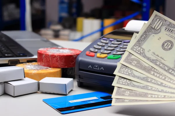 お金とお支払いのクレジット カード ターミナル — ストック写真