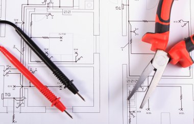 Elektrik diyagramları, multimetre ve metal pense kablolar