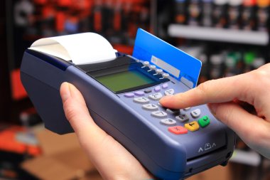 Bir elektrikli eşya, ekonomi kavramı kredi kartı ile ödeme