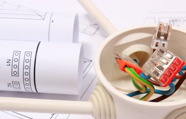 Kablolar ve diyagramlar üzerinde çizim inşaat elektrik kutusu
