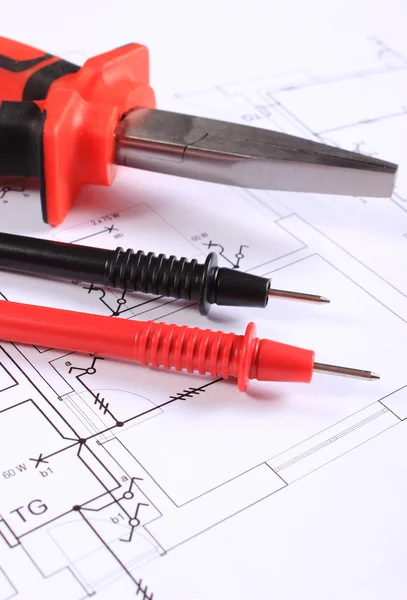 Cabos de multímetro e ferramenta de trabalho no desenho de construção — Fotografia de Stock
