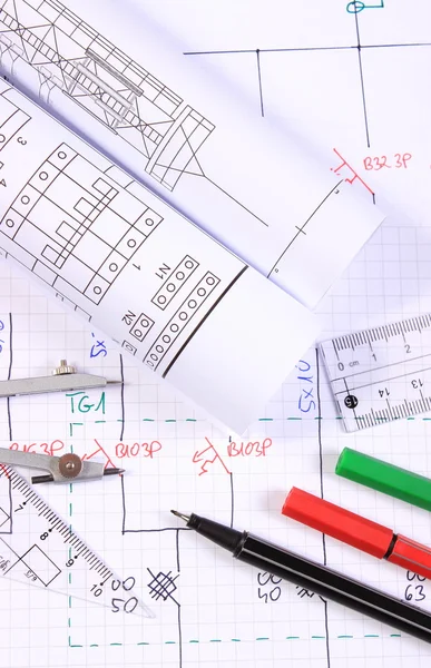 Rollen von elektrischen Diagrammen und Zubehör zum Zeichnen — Stockfoto