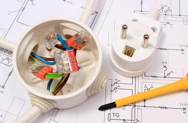 Destornillador, caja eléctrica y enchufe eléctrico en el dibujo de construcción — Foto de Stock