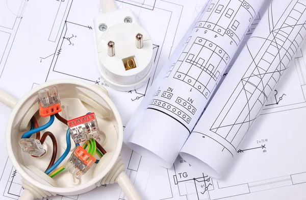Caja eléctrica, enchufe eléctrico y diagramas sobre plano de construcción — Foto de Stock