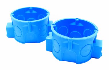 Beyaz zemin üzerine mavi elektrik kutuları