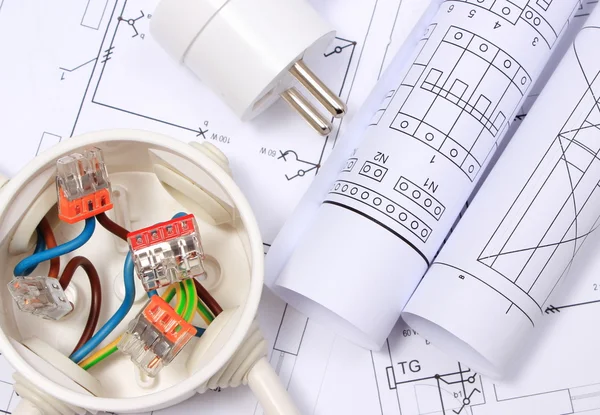 Scatola elettrica, spina elettrica e diagrammi sul disegno di costruzione — Foto Stock