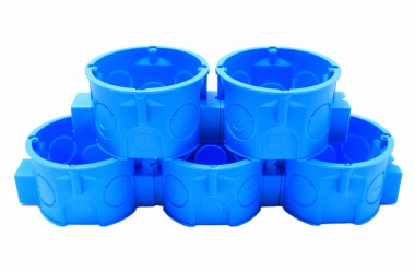 Beyaz zemin üzerine mavi elektrik kutuları yığını