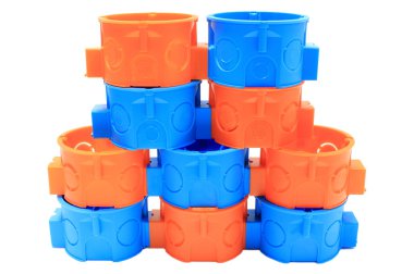 Turuncu ve mavi elektrik kutuları yığını. Beyaz arka plan