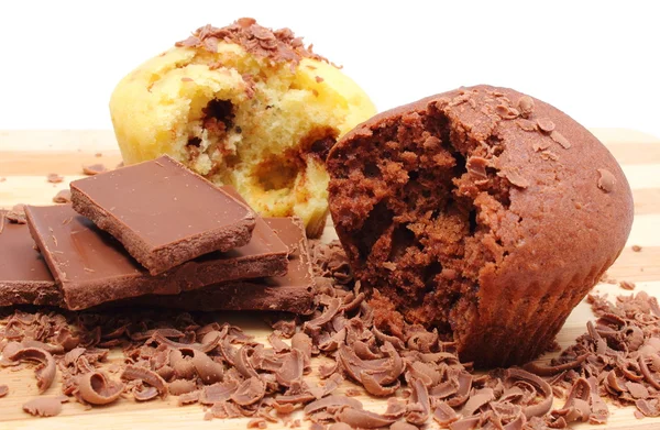Muffins frais cuits au four, râpés et portion de chocolat — Photo