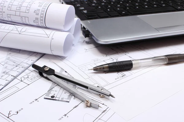 Diagramas elétricos, acessórios para desenho e laptop — Fotografia de Stock