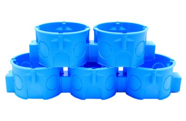 Beyaz zemin üzerine mavi elektrik kutuları yığını