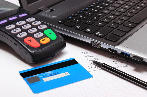 Terminal de pago con tarjeta de crédito, laptop y cálculos financieros —  Fotos de Stock