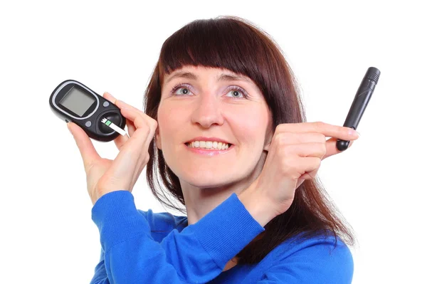 Lachende vrouw met glucose meter op witte achtergrond — Stockfoto