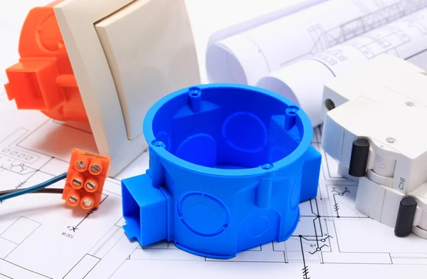 Componentes para instalaciones eléctricas y rollos de diagramas — Foto de Stock