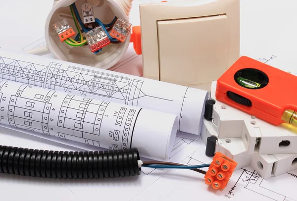 Componentes eléctricos, accesorios para trabajos de ingeniería y diagramas — Foto de Stock