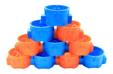 Mavi ve turuncu elektrik kutuları yığını. Beyaz arka plan