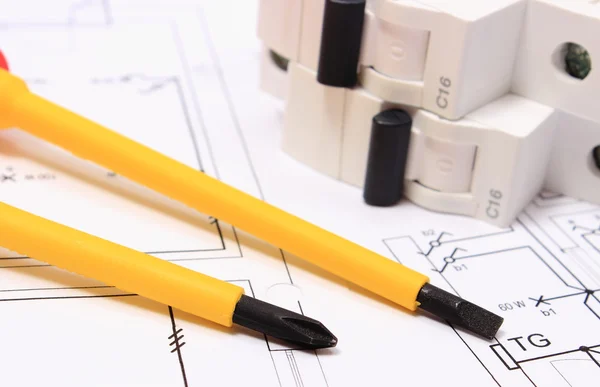 Screwdriver and electric fuse on construction drawing of house — Stock Photo, Image