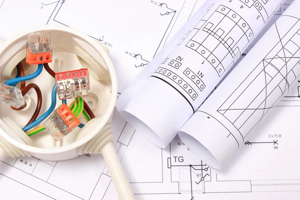 Caja eléctrica con cables y diagramas sobre plano de construcción —  Fotos de Stock