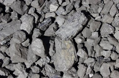 Kış için hazırlanan büyük ve siyah kömür topaklar yığını