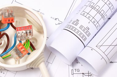 Kablolar ve diyagramlar üzerinde çizim inşaat elektrik kutusu