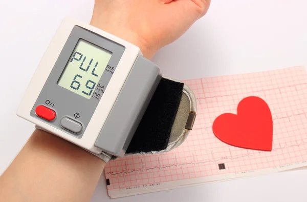 血圧測定、心電図で心臓の形 — ストック写真