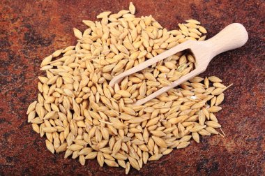 Arpa buğday tahta kaşıkla yığını