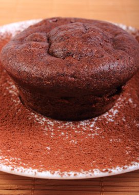 Beyaz tabakta kakaolu çikolatalı kek pişmiş