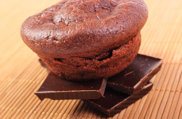 Muffins horneados acostados sobre trozos de chocolate — Foto de Stock