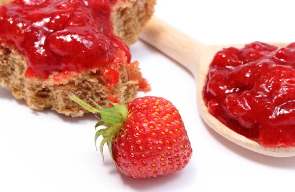 新鲜的水果和白色背景上的草莓酱 — 图库照片