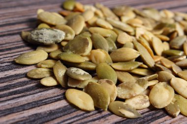 Tahta arka planda kabak tohumları
