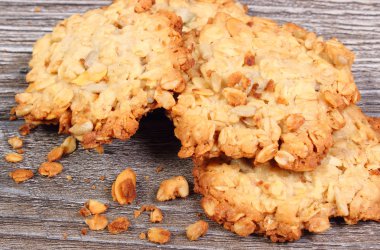 Ahşap zemin üzerinde yulaflı kurabiyeler