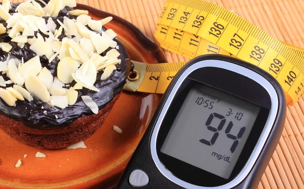 Glukometer, Schokoladenmuffins und Maßband — Stockfoto