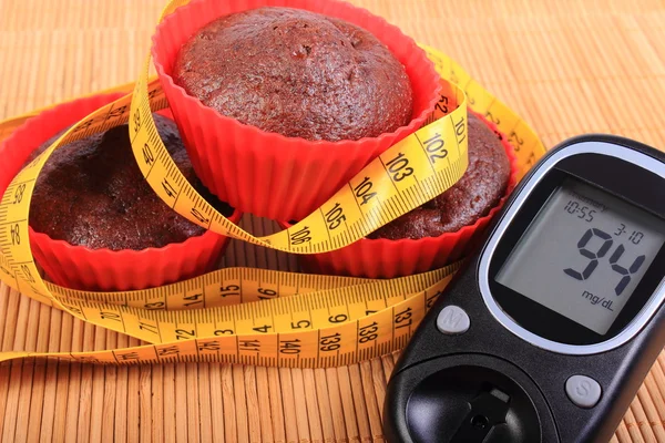 Glukometer, Muffins in roten Tassen und Maßband — Stockfoto
