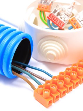 Oluklu boru, kablo ile bağlantı blok, elektrik kutusu