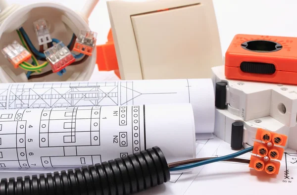Elektriska komponenter, tillbehör för engineering jobb och diagram — Stockfoto