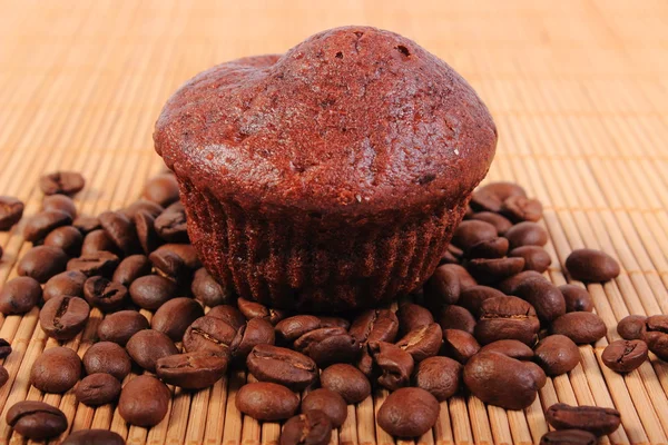 Muffins de chocolate e grãos de café frescos — Fotografia de Stock