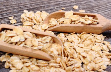 Ahşap zemin üzerine kaşıkla yulaf gevreği