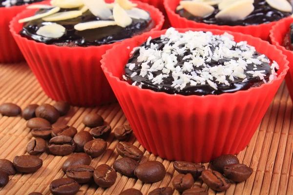 Magdalenas de chocolate con coco desecado y almendras, granos de café — Foto de Stock