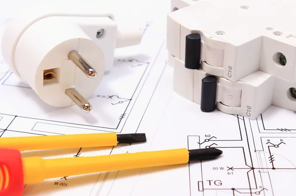 Skruvmejsel, elektrisk kontakt och säkring på konstruktion ritning — Stockfoto
