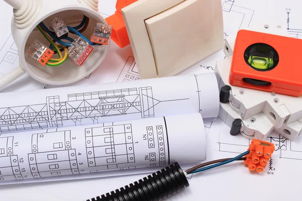 Componentes eléctricos, acessórios para trabalhos de engenharia e diagramas — Fotografia de Stock