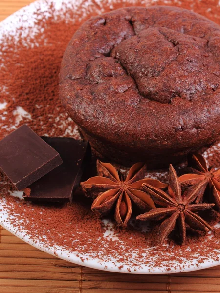 Ψημένο muffins, star γλυκάνισο και σοκολάτα στο πιάτο — Φωτογραφία Αρχείου