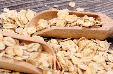 Ahşap zemin üzerine kaşıkla yulaf gevreği