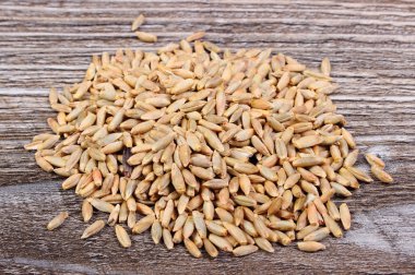 Çavdar tahıl ahşap zemin üzerine yığını