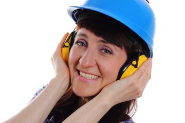 Koruyucu kask ve kulaklıklar giyen kadın