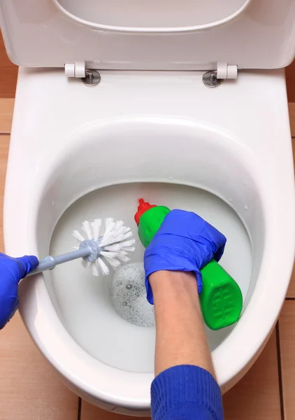 Χέρι της γυναίκας σε μπλε γάντι καθαρισμού της τουαλέτας — Φωτογραφία Αρχείου