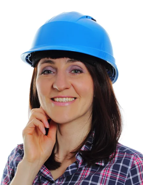 Usmívající se tvůrce žena nosí ochranné modré přilby — Stock fotografie