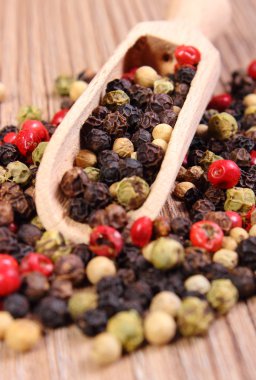 Ahşap zemin üzerine kaşıkla taze renkli biber