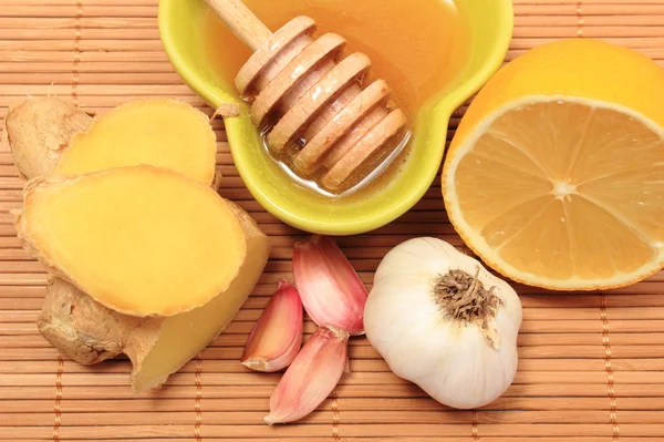 Frisches Obst und Gemüse mit Honig, gesunde Produkte — Stockfoto